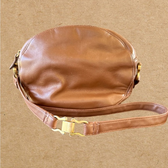 Brown leather crossbody bag. Gold tone hardware on the strap,& zipper. - Picture 4 of 8